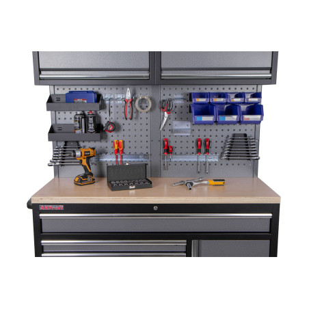 Mobilní pracovní stůl s děrovanou deskou a horními skříňkami - AH1371A