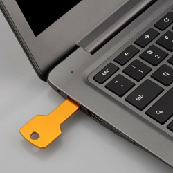 USB Flash disk / Fleška 8 GB ve tvaru klíče / Klíč