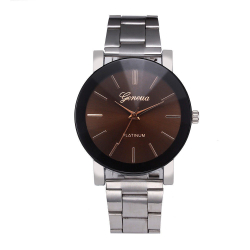 Elegantní náramkové hodinky - kávové pozadí s kovovým páskem