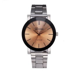 Elegantní náramkové hodinky - béžové pozadí s kovovým páskem